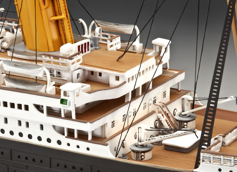 1/400 100th Anniversary Edition R.M.S. Titanic kit in plastica da colorare Nuovo