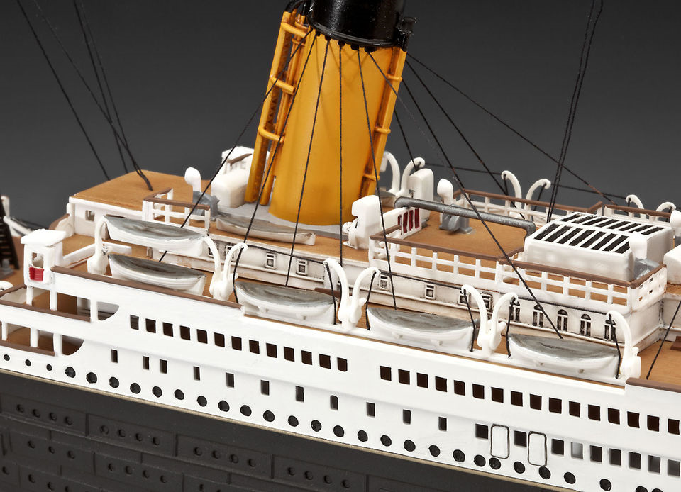 1/400 100th Anniversary Edition R.M.S. Titanic kit in plastica da colorare Nuovo